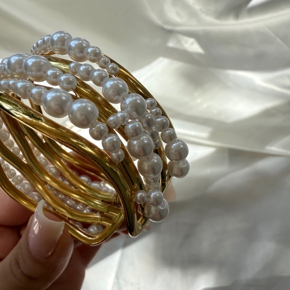 ZARA Big cuff wide bracket. 
Gold and White Pearl Bracelet - Picture 8 of 16